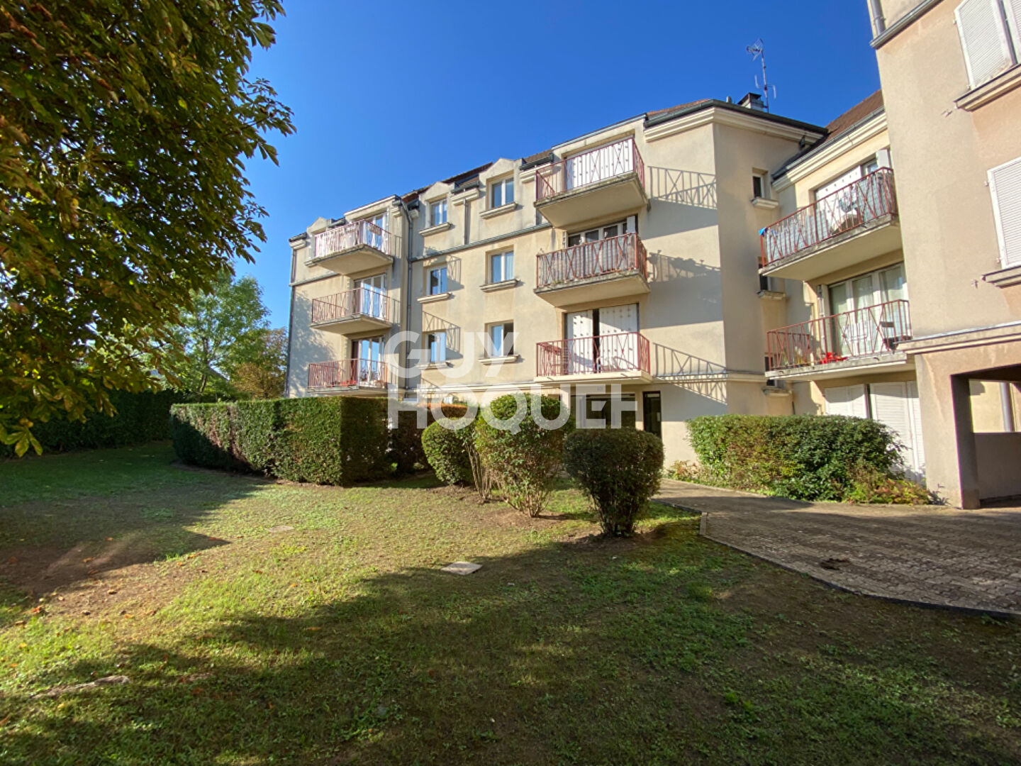 Mantes la Jolie 78200 duplex F3 64 M2 + balcon + box + cave