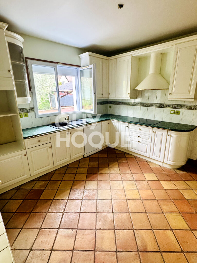 BOUAFLE - Maison familiale de 8 pièces - 196m2