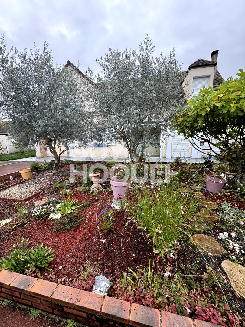 BOUAFLE - Maison familiale de 8 pièces - 196m2