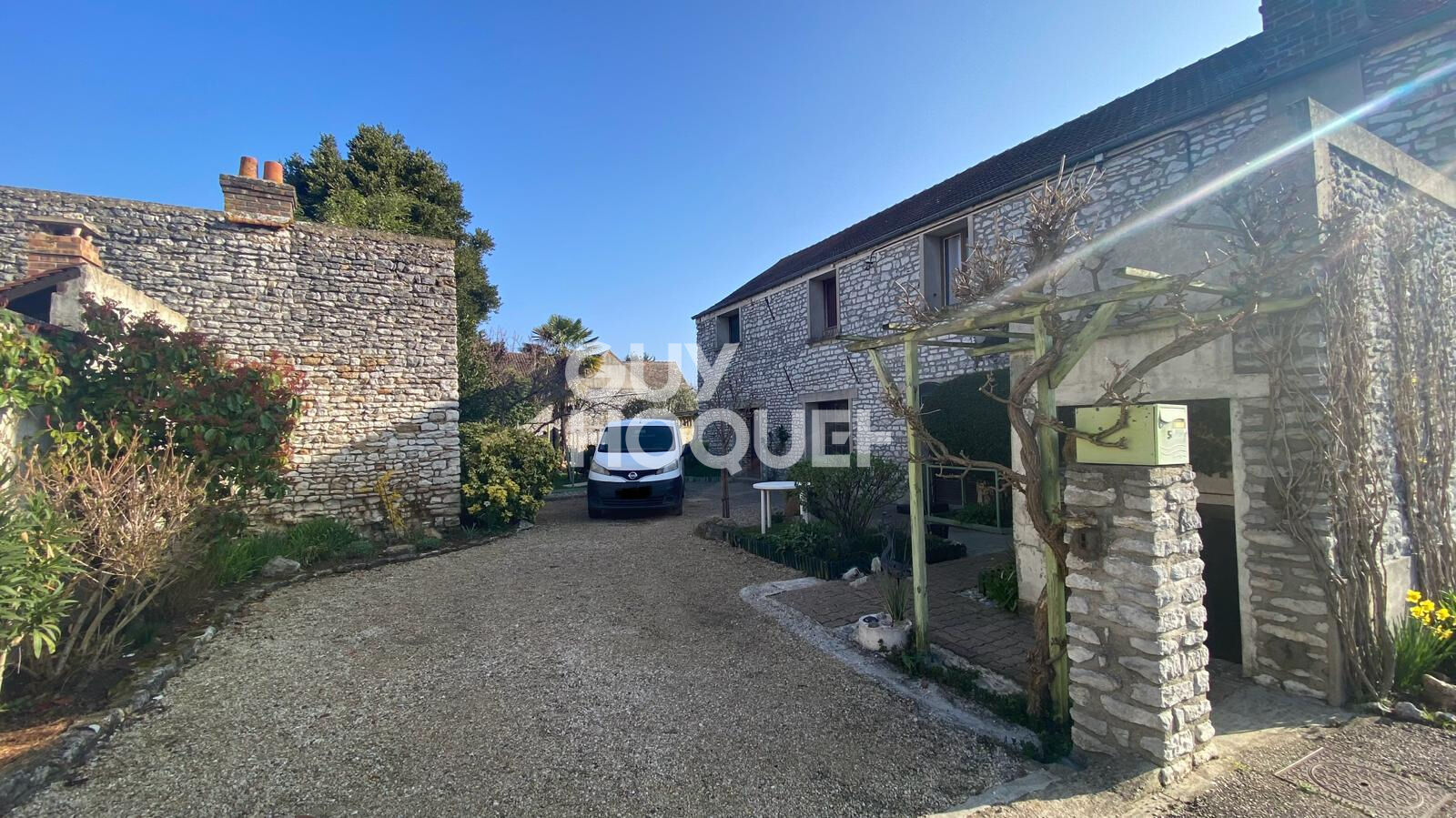 EXCLUSIVITE - GUERNES - CORPS DE FERME- 608 m² de jardin