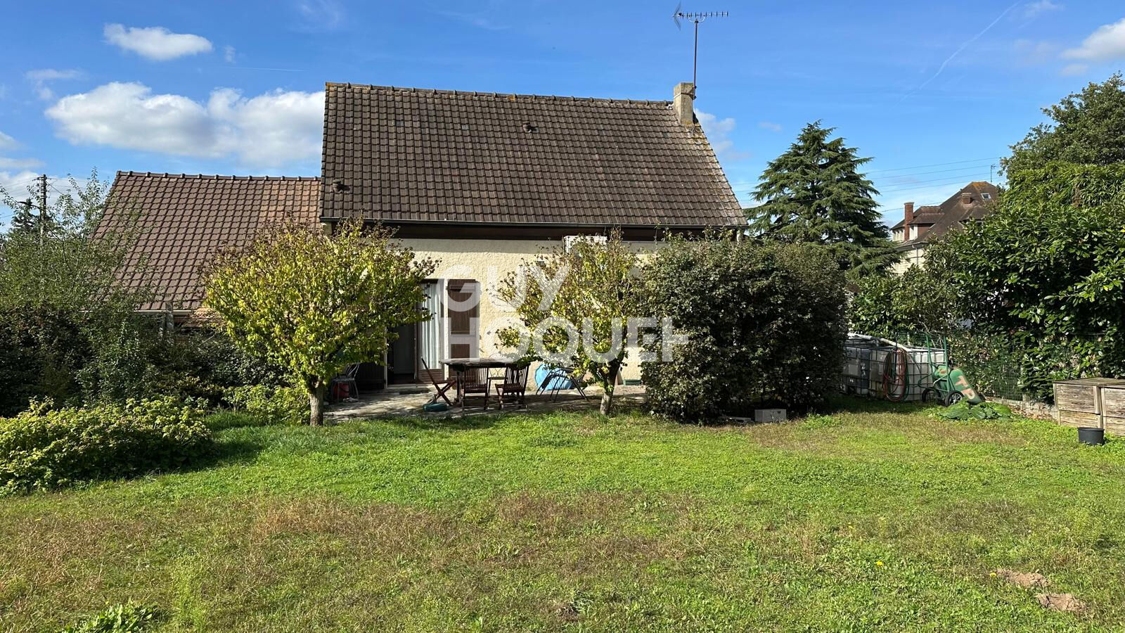 SAINT-MARTIN-LA-GARENNE - Maison familiale 4 chambres avec jardin de 784 m²