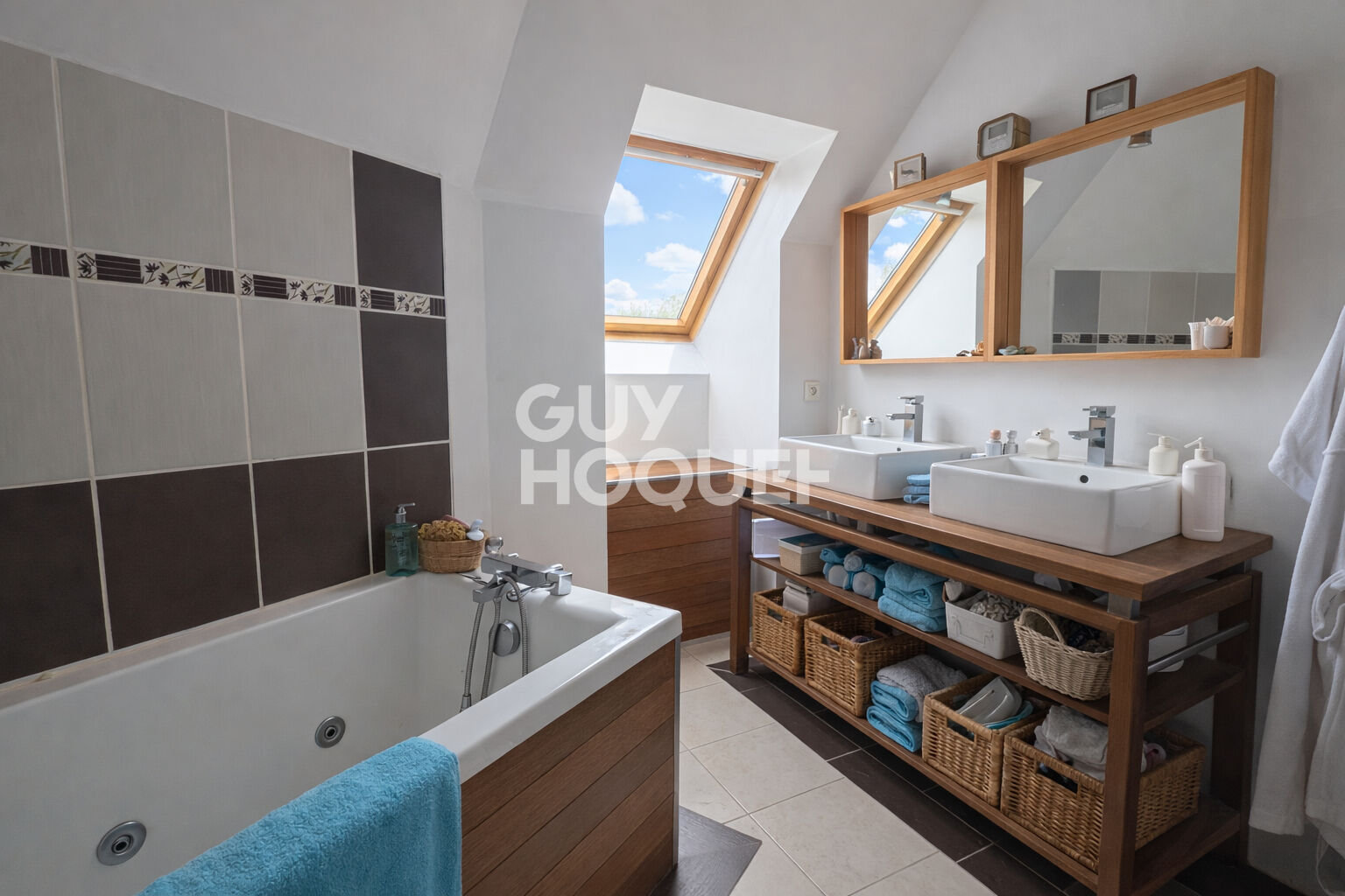 JUZIERS - Maison 7 pièces, 4 chambres.