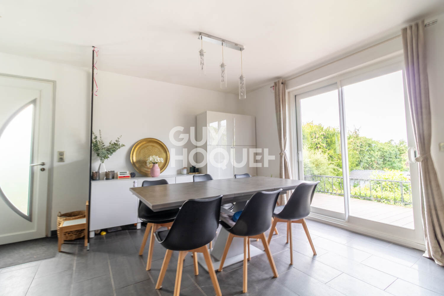 EPÔNE - Grande maison familiale avec deux logements indépendants, dépendances et terrain de 1 258 m²