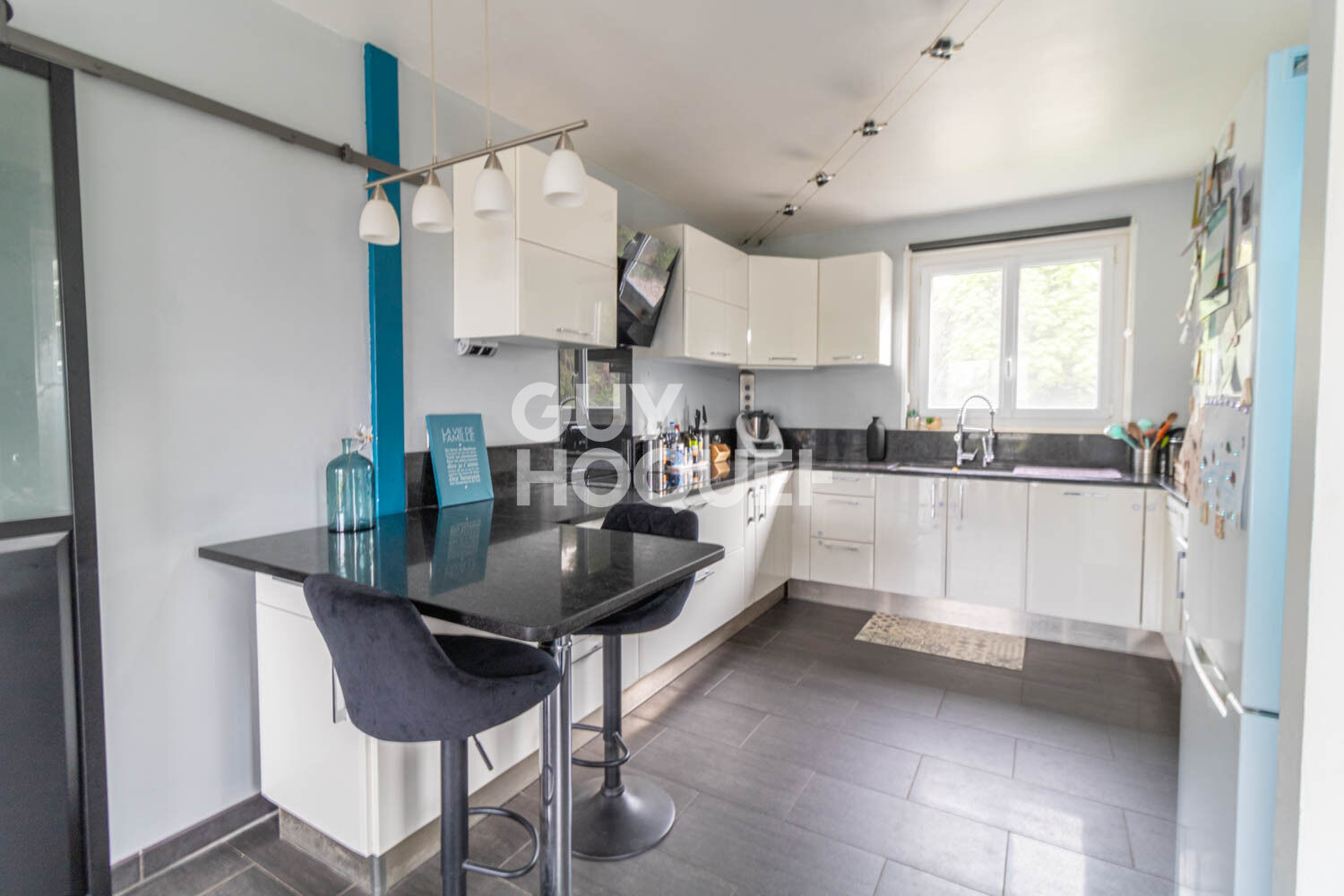 EPÔNE - Grande maison familiale avec deux logements indépendants, dépendances et terrain de 1 258 m²