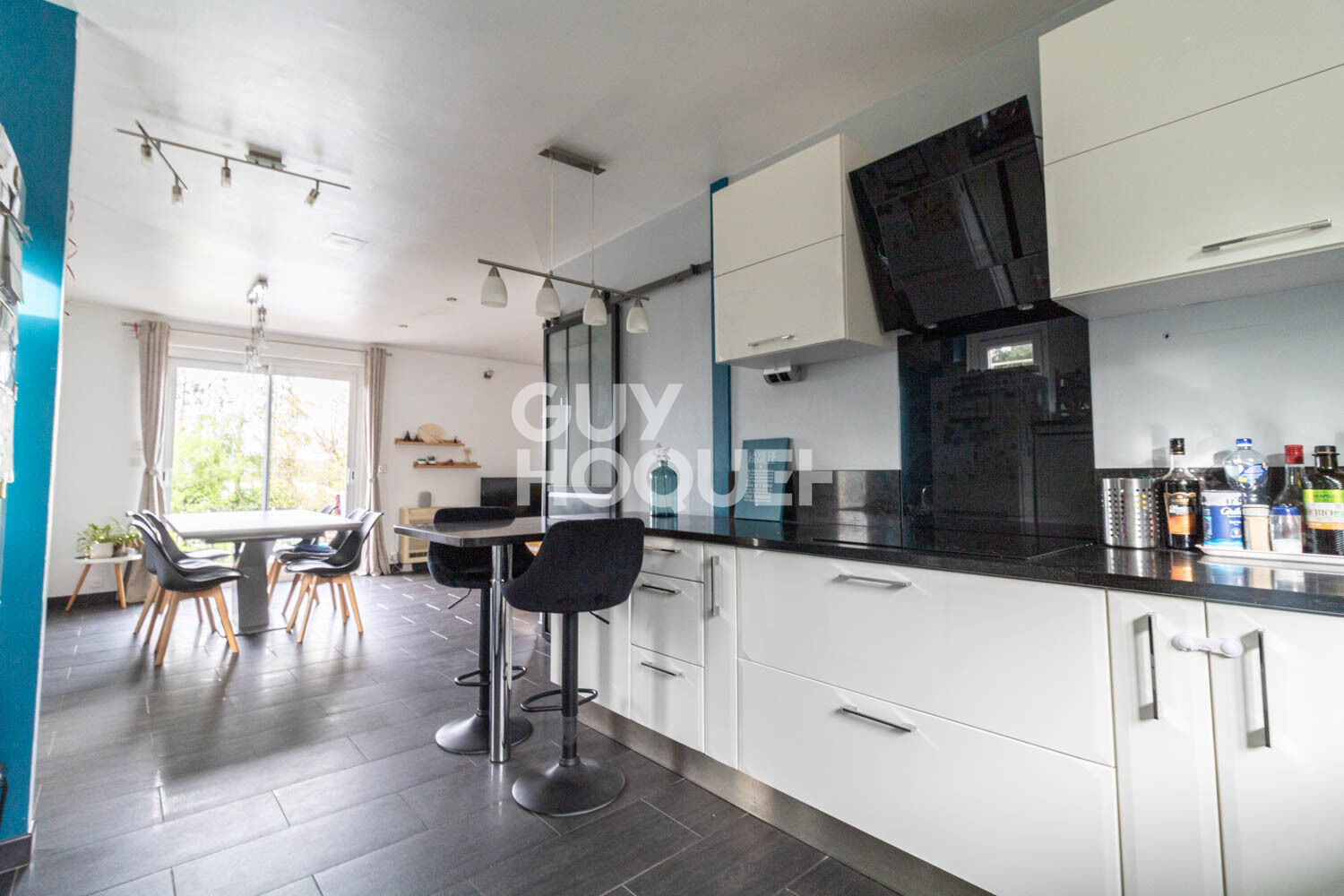 EPÔNE - Grande maison familiale avec deux logements indépendants, dépendances et terrain de 1 258 m²