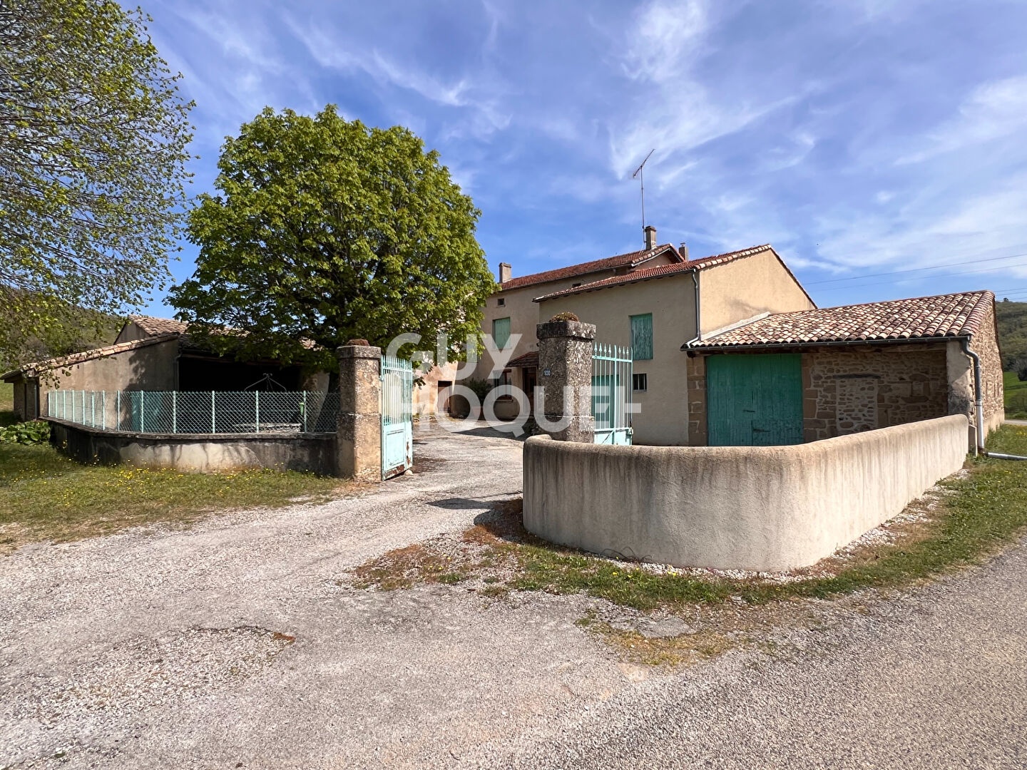 A VENDRE - Propriété avec dépendances à UPIE (26120)