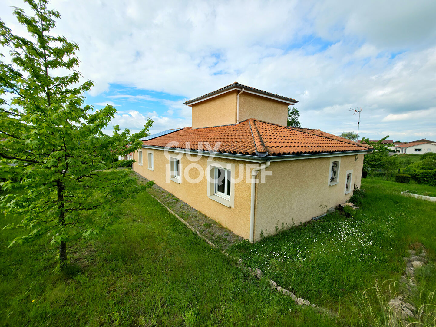 EXCLUSIVITÉ MAISON AVEC VÉRANDA SUR BEAU TERRAIN ARBORÉ
