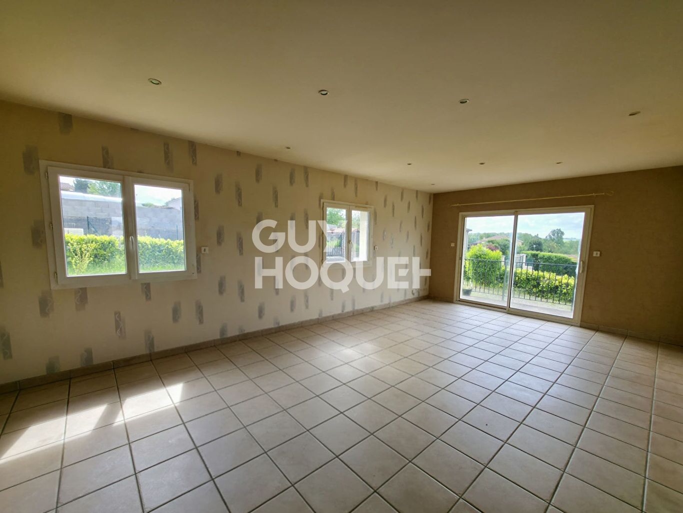 EXCLUSIVITÉ MAISON AVEC VÉRANDA SUR BEAU TERRAIN ARBORÉ