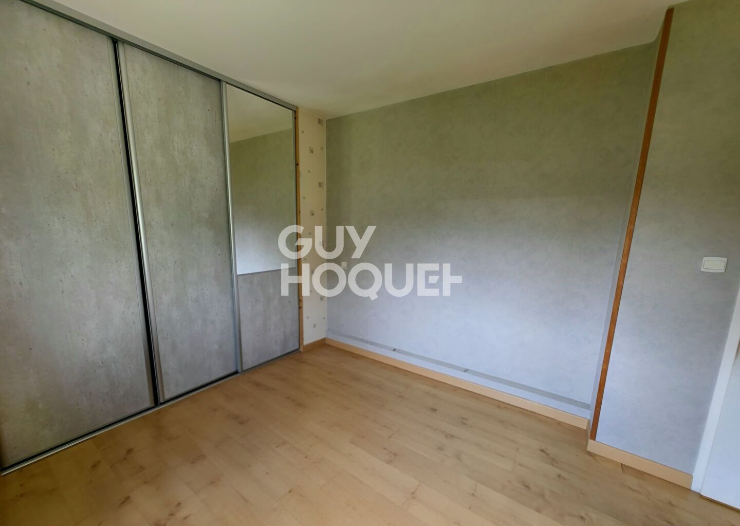 EXCLUSIVITÉ MAISON AVEC VÉRANDA SUR BEAU TERRAIN ARBORÉ