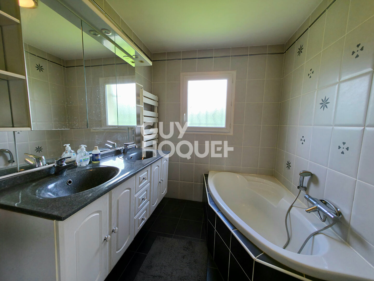 EXCLUSIVITÉ MAISON AVEC VÉRANDA SUR BEAU TERRAIN ARBORÉ