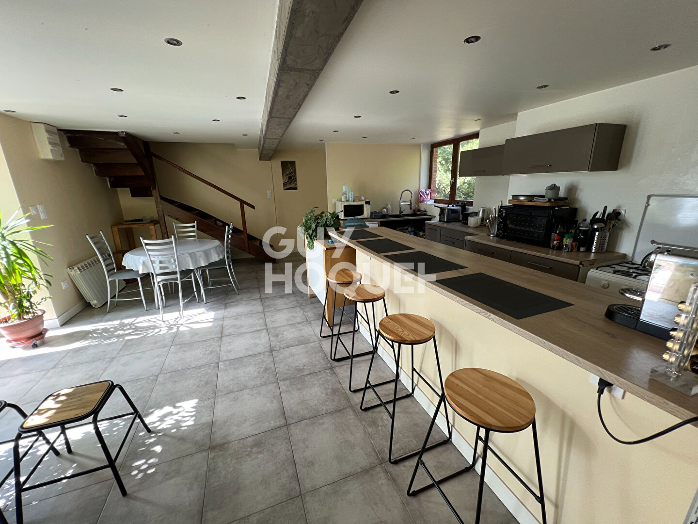 Charmante Maison à Vendre à Montchal - 8 Pièces avec Grand Terrain !