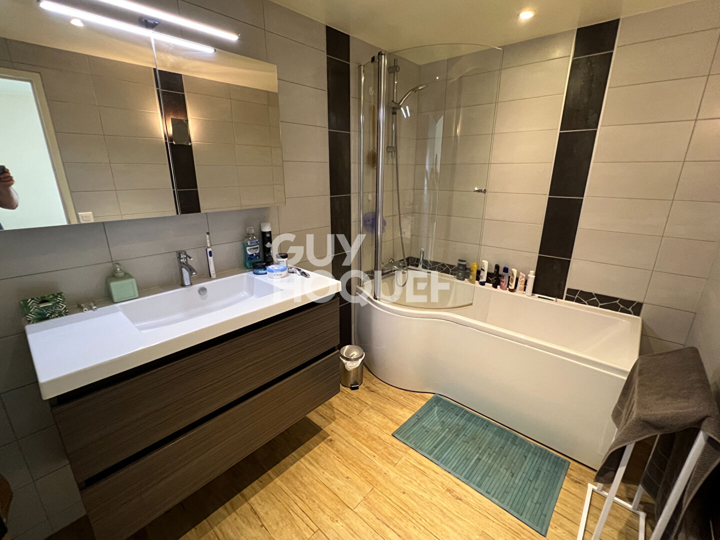 Charmante Maison à Vendre à Montchal - 8 Pièces avec Grand Terrain !