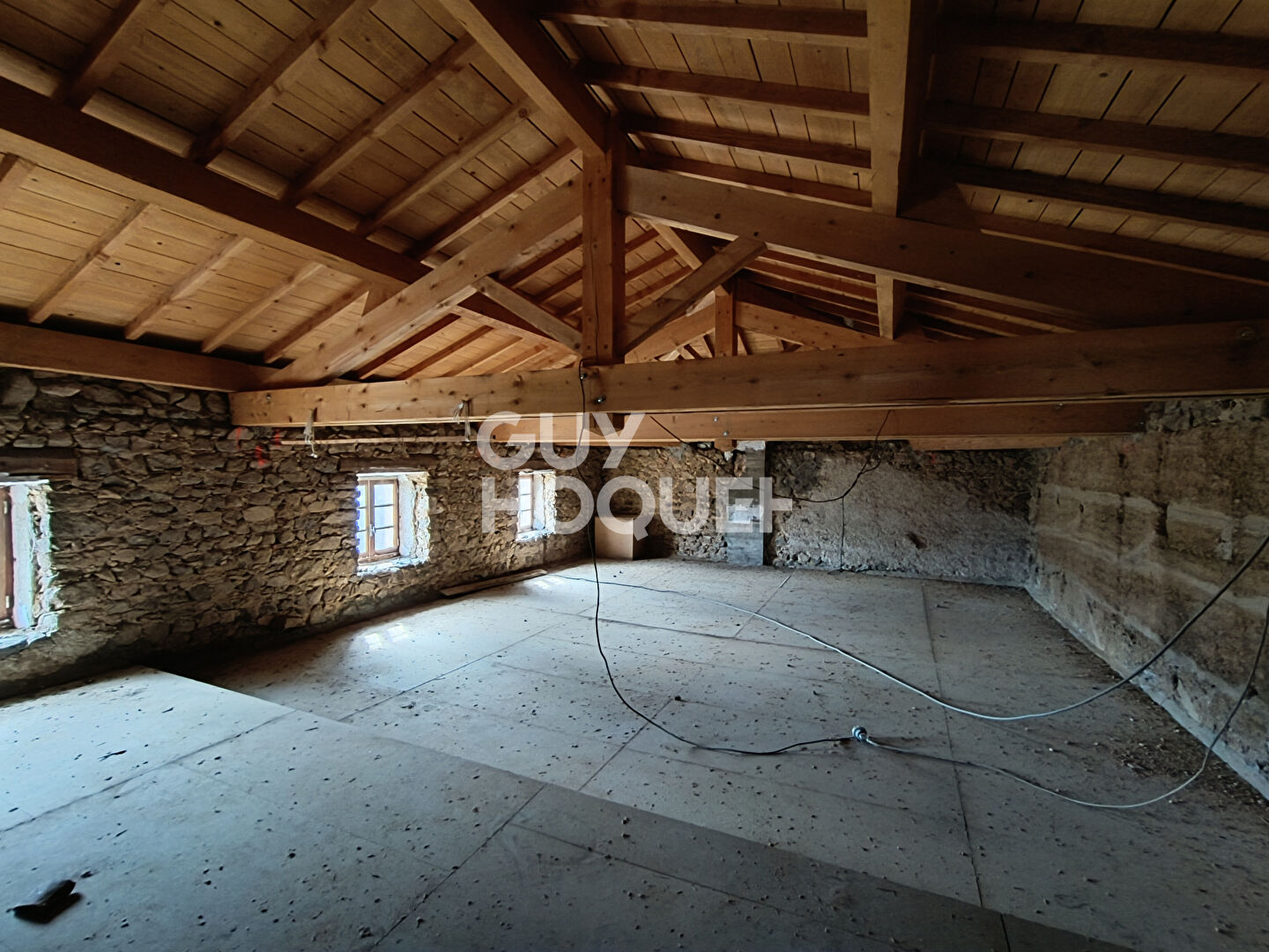 Maison en pierre avec dépendances