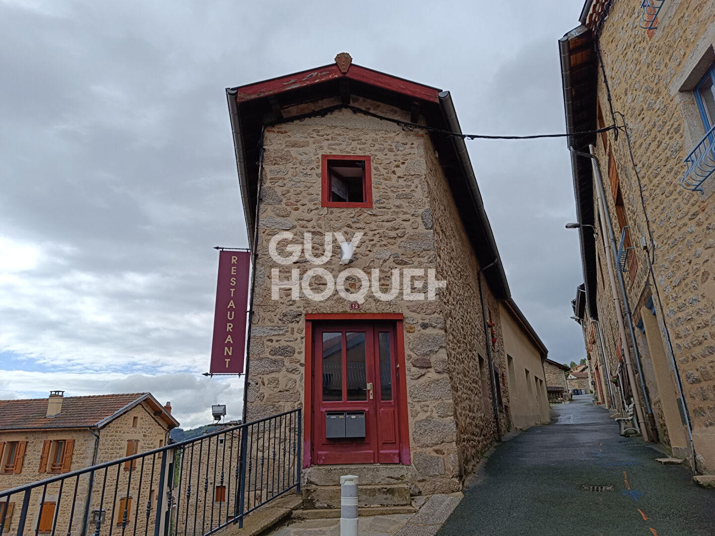 Immeuble avec fond de commerce au coeur de Chalmazel