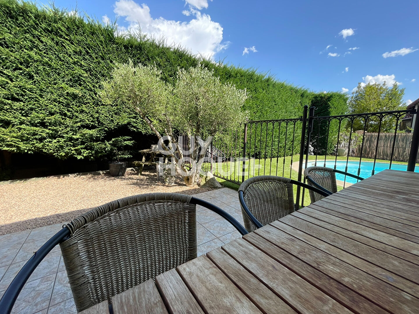 VILLA FAMILIALE AVEC ATELIER DE 240 m² ET ACCÈS CAMPING-CAR