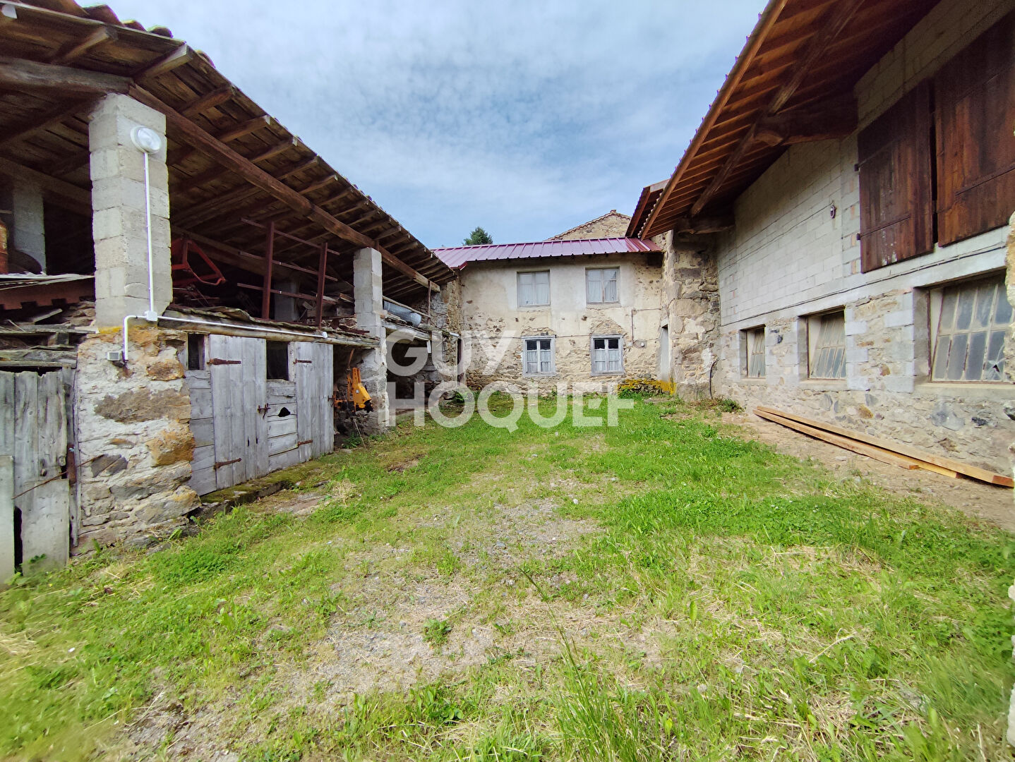 À vendre corps de ferme à rénover à Saint Just en Bas