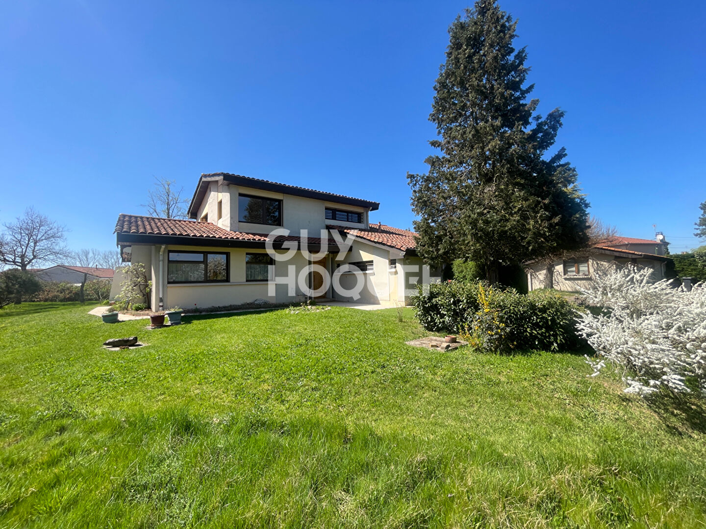 Villa d'architecte lumineuse avec calme, volumes et potentiel