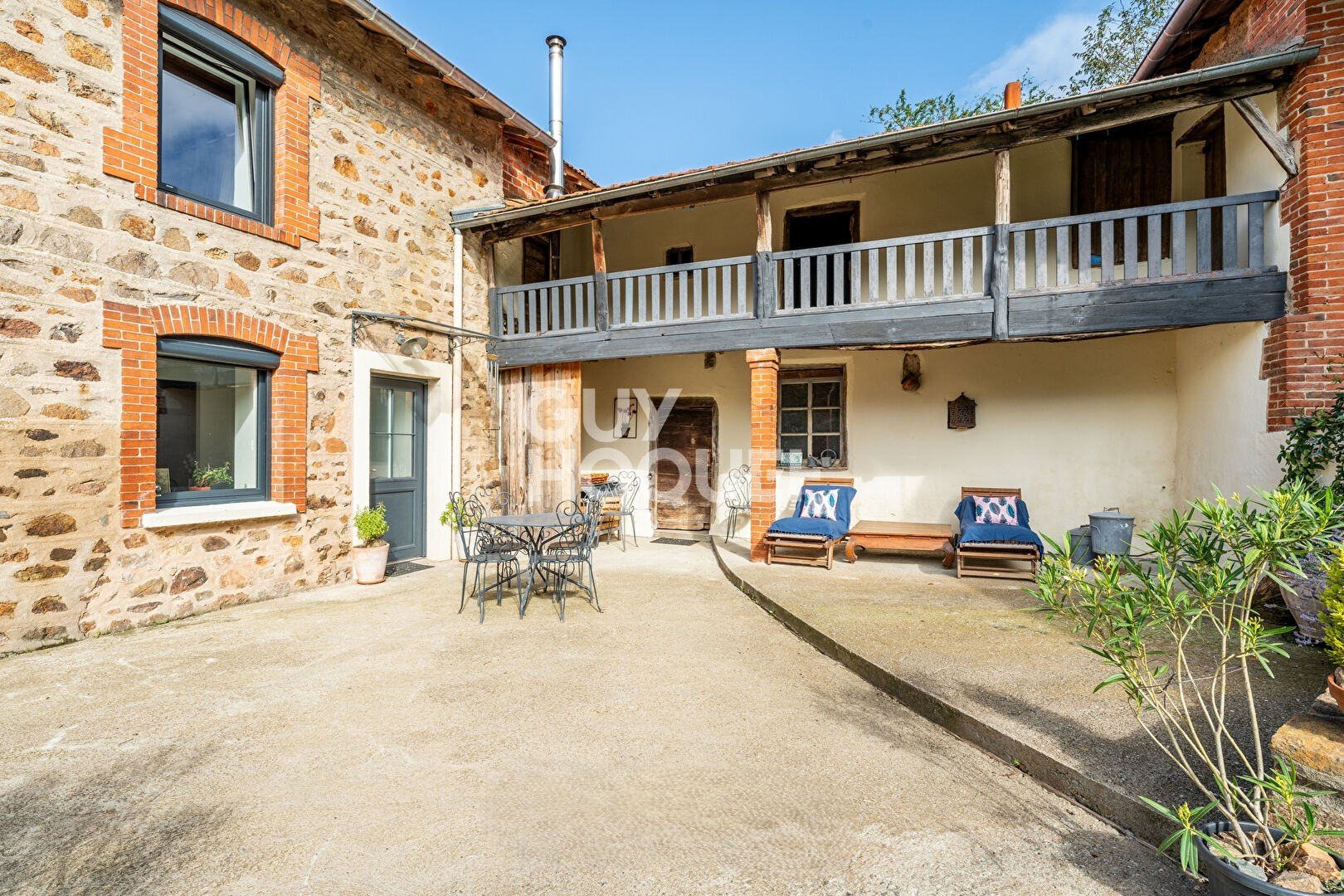 Corps de ferme en pierre avec vue panoramique à Bussières