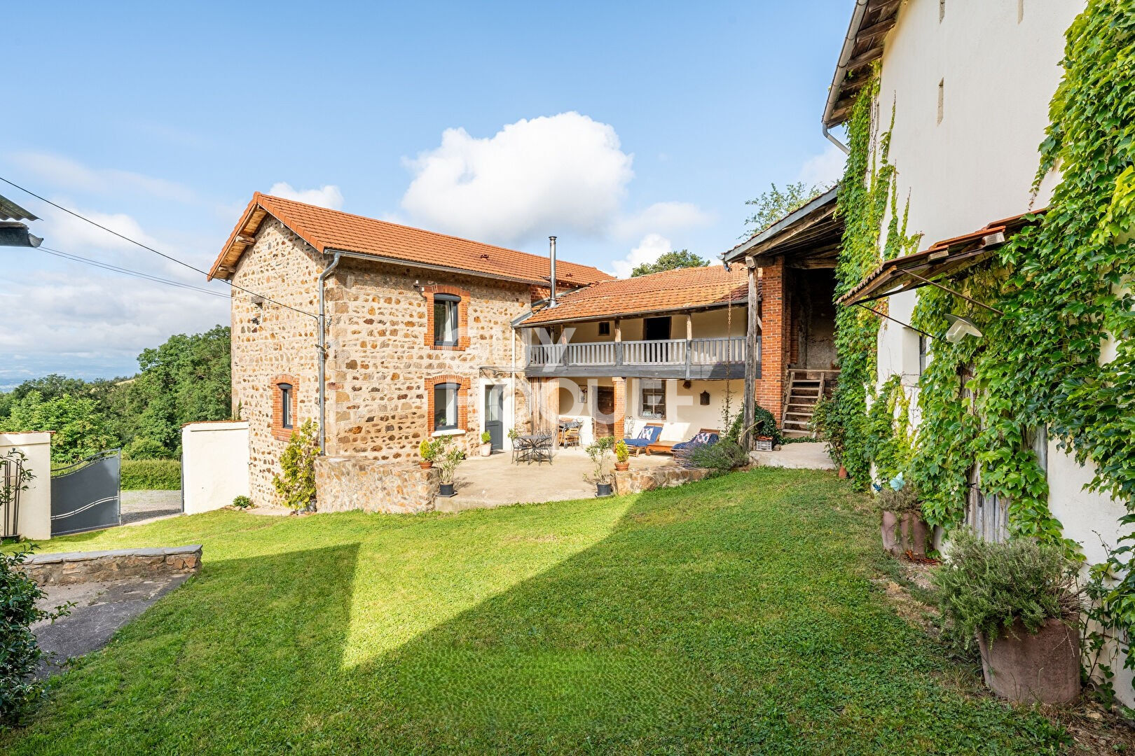 Corps de ferme en pierre avec vue panoramique à Bussières