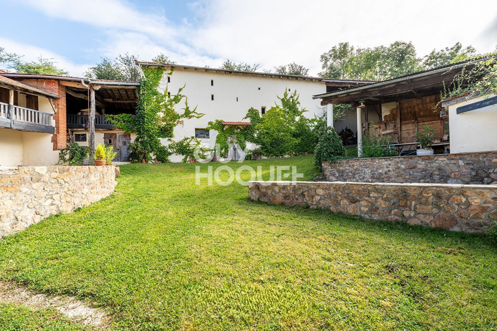 Corps de ferme en pierre avec vue panoramique à Bussières