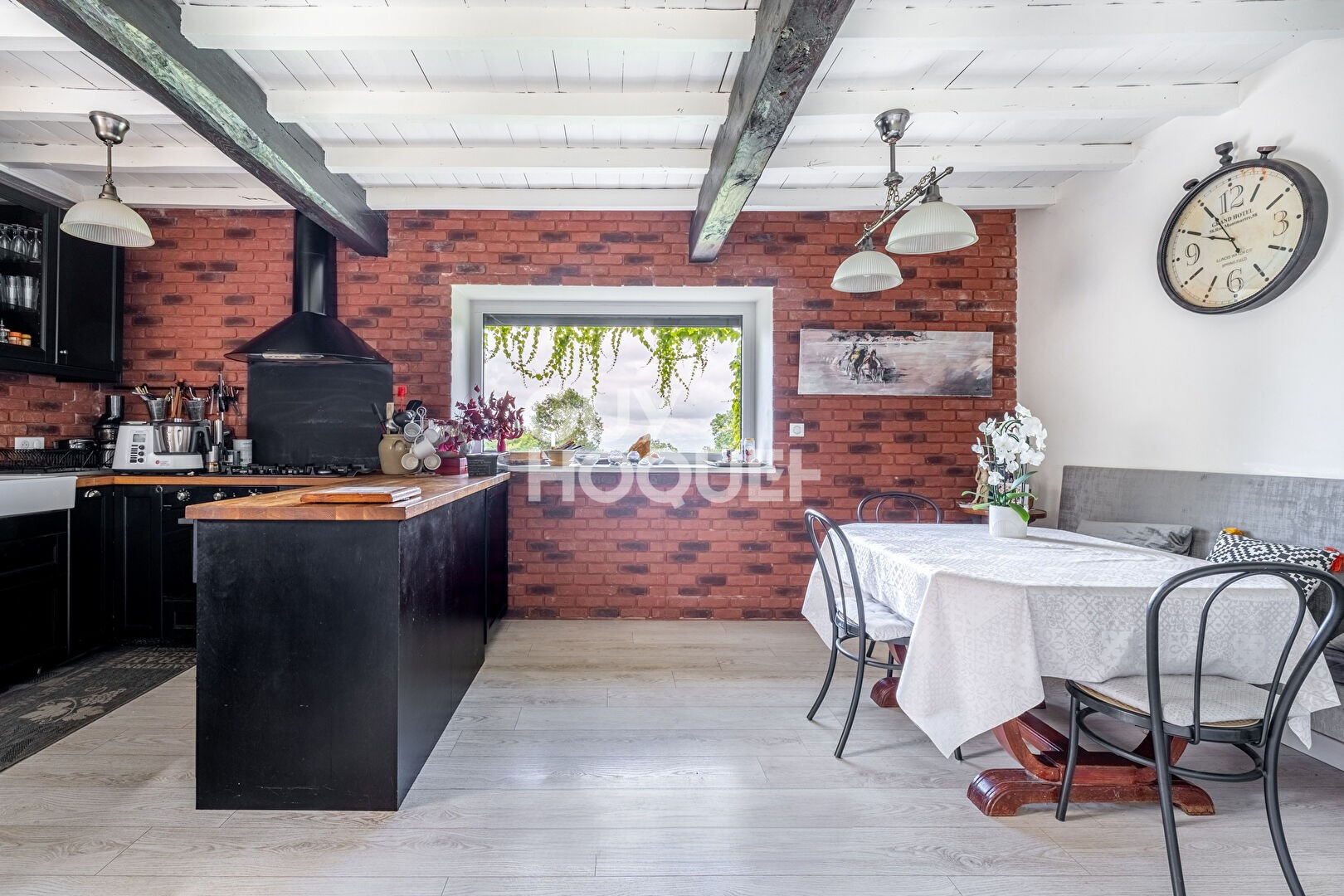 Corps de ferme en pierre avec vue panoramique à Bussières