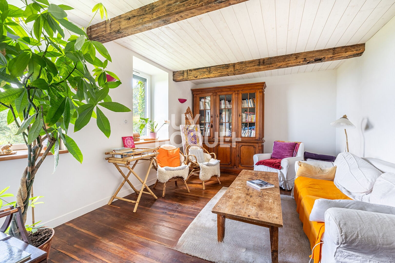 Corps de ferme en pierre avec vue panoramique à Bussières