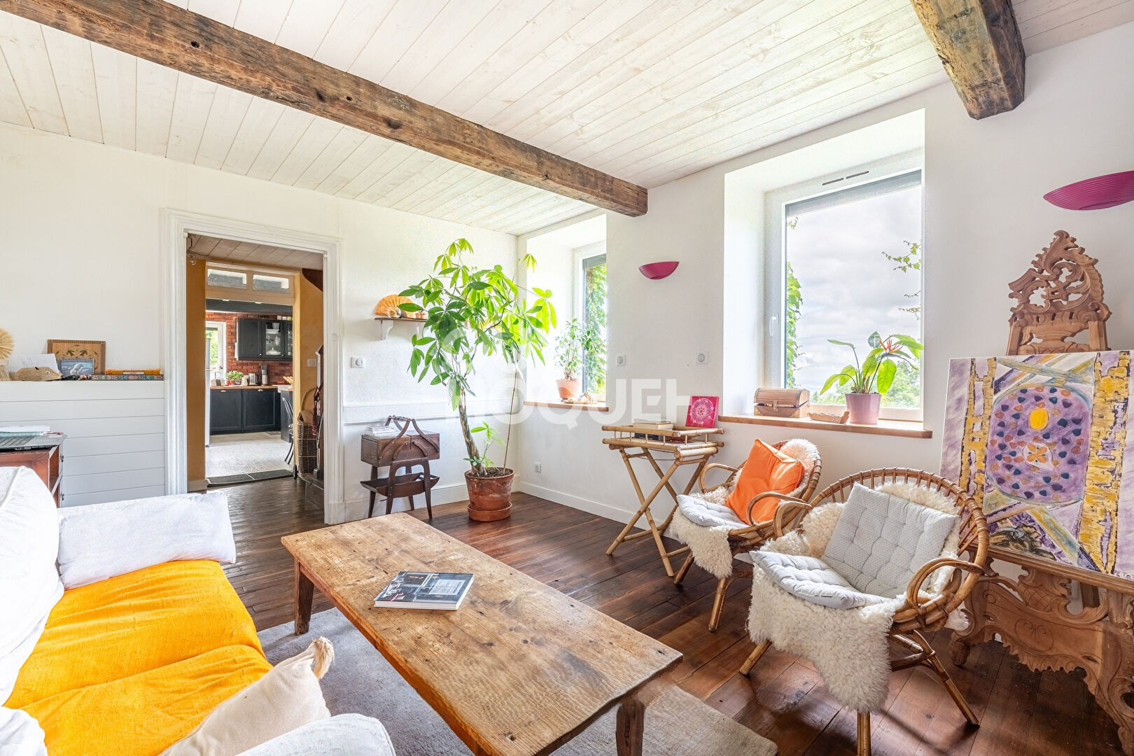 Corps de ferme en pierre avec vue panoramique à Bussières