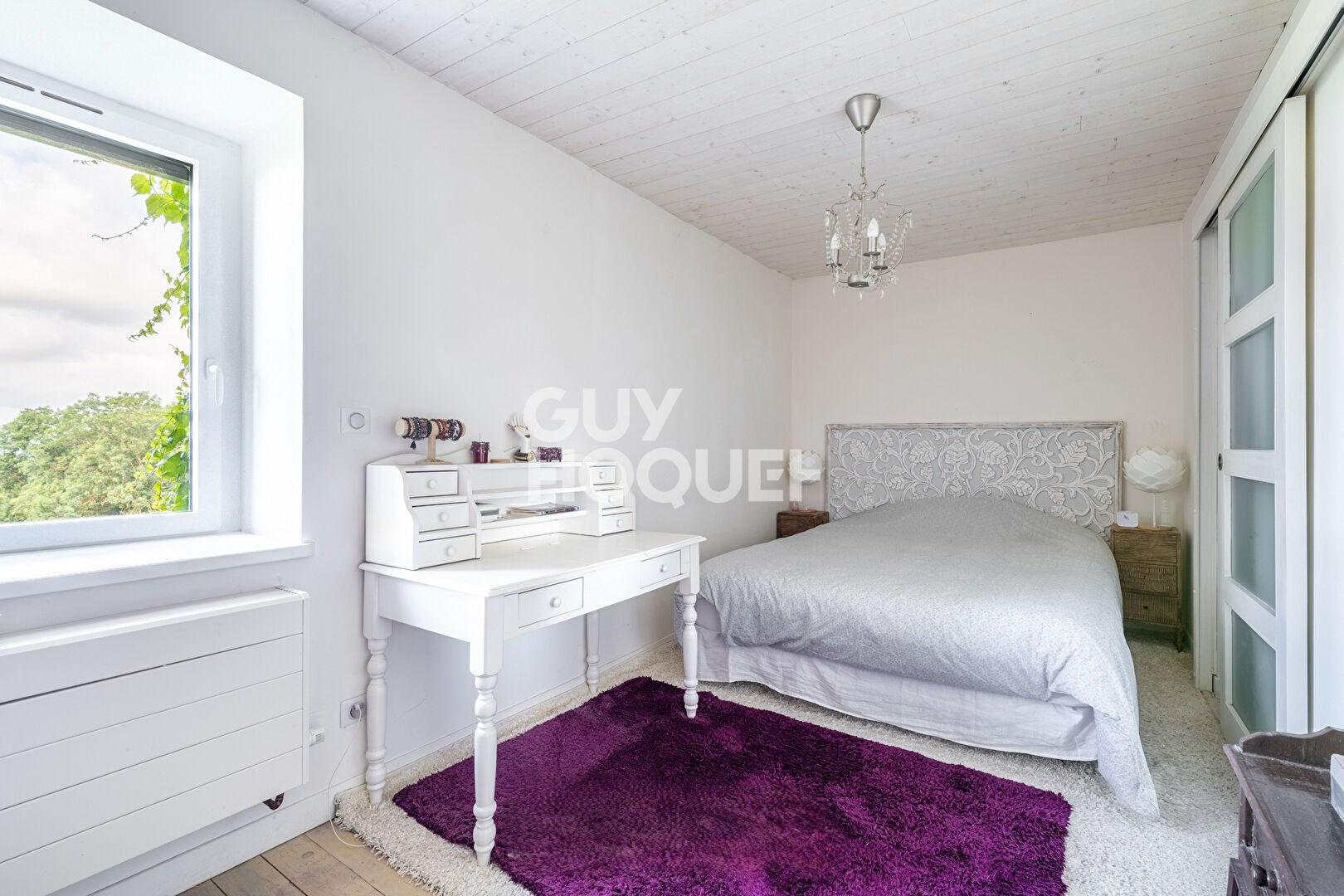 Corps de ferme en pierre avec vue panoramique à Bussières