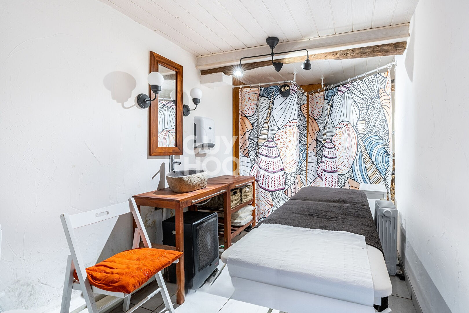 Corps de ferme en pierre avec vue panoramique à Bussières