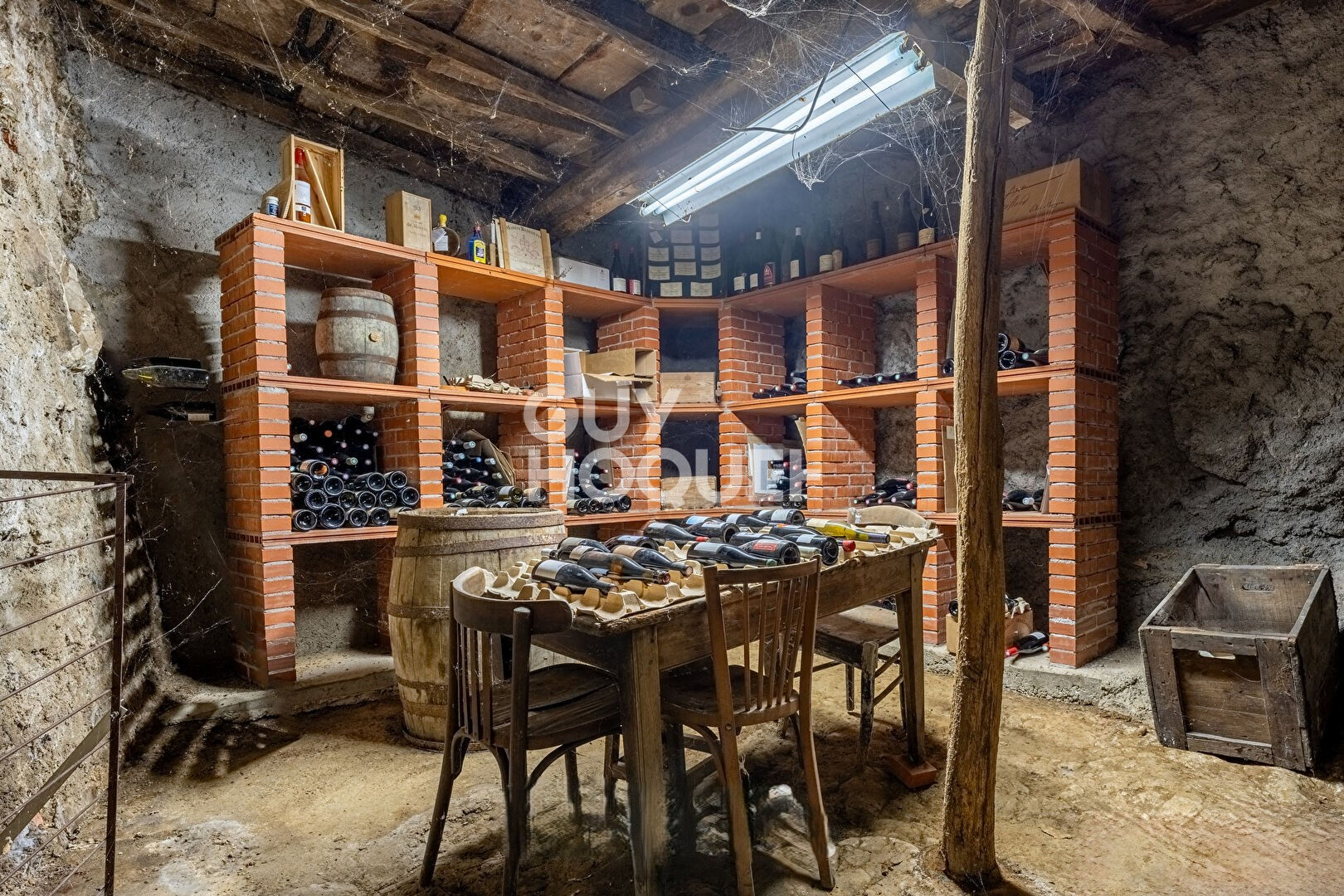 Corps de ferme en pierre avec vue panoramique à Bussières