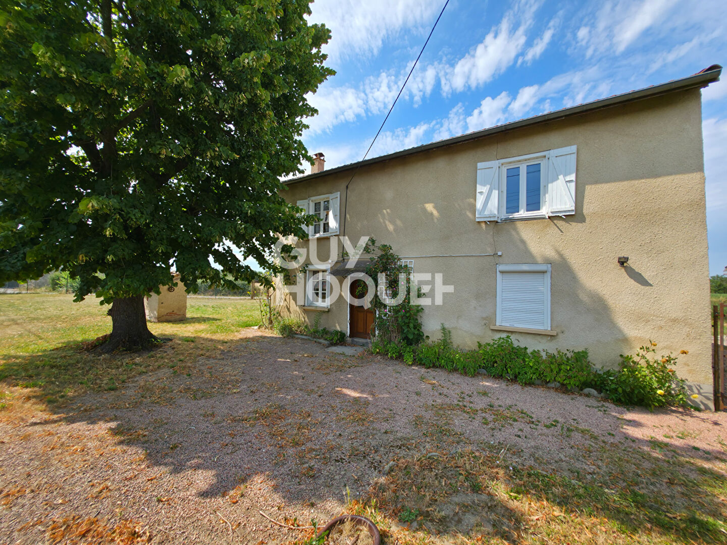 Maison à rénover avec dépendances ? Beau potentiel sur terrain clos de 900 m²