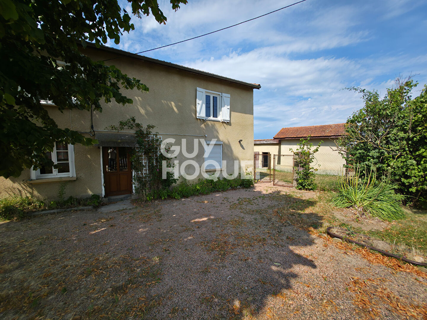 Maison à rénover avec dépendances ? Beau potentiel sur terrain clos de 900 m²
