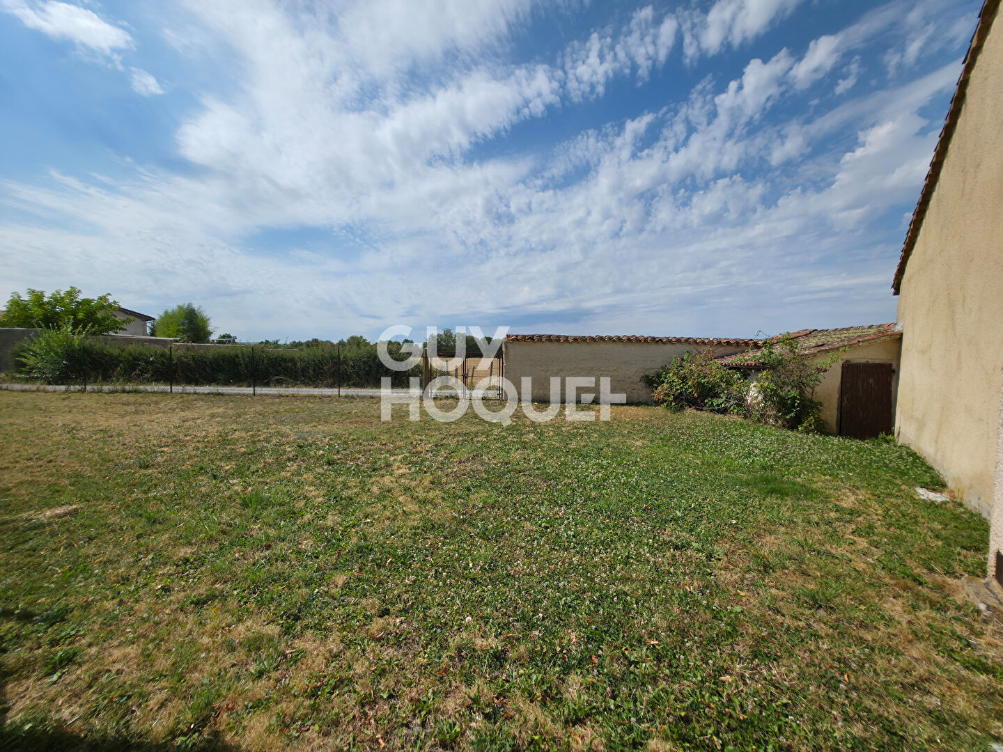 Maison à rénover avec dépendances ? Beau potentiel sur terrain clos de 900 m²