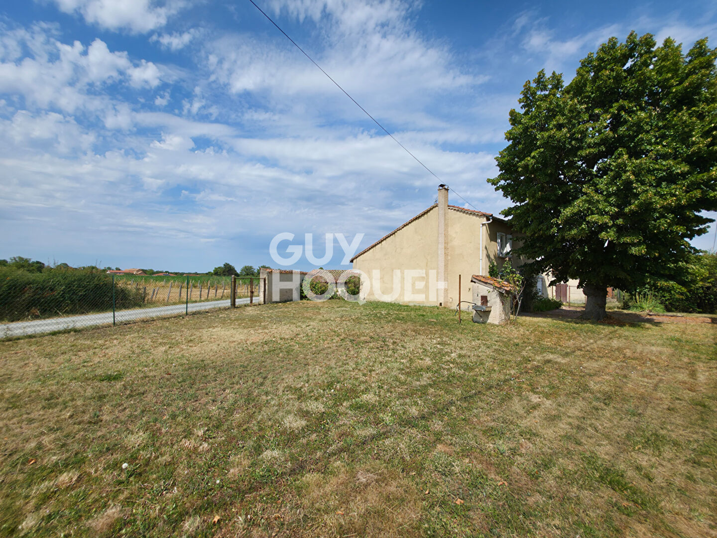 Maison à rénover avec dépendances ? Beau potentiel sur terrain clos de 900 m²
