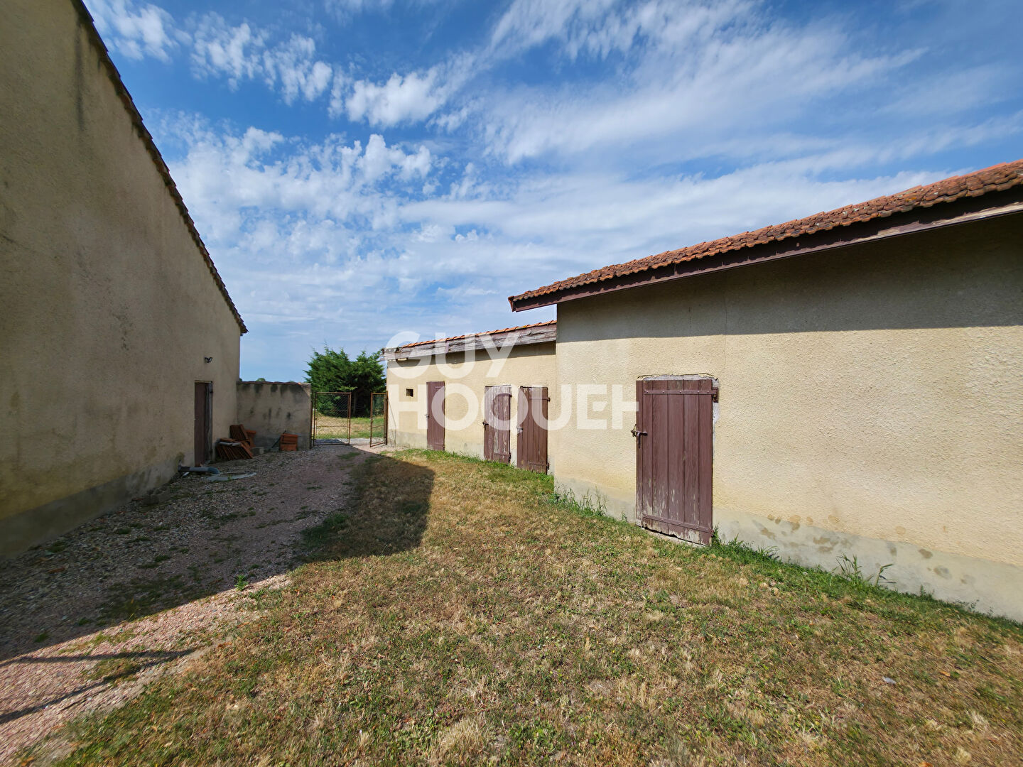 Maison à rénover avec dépendances ? Beau potentiel sur terrain clos de 900 m²