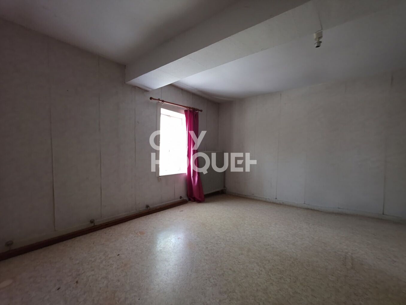 Maison à rénover avec dépendances ? Beau potentiel sur terrain clos de 900 m²