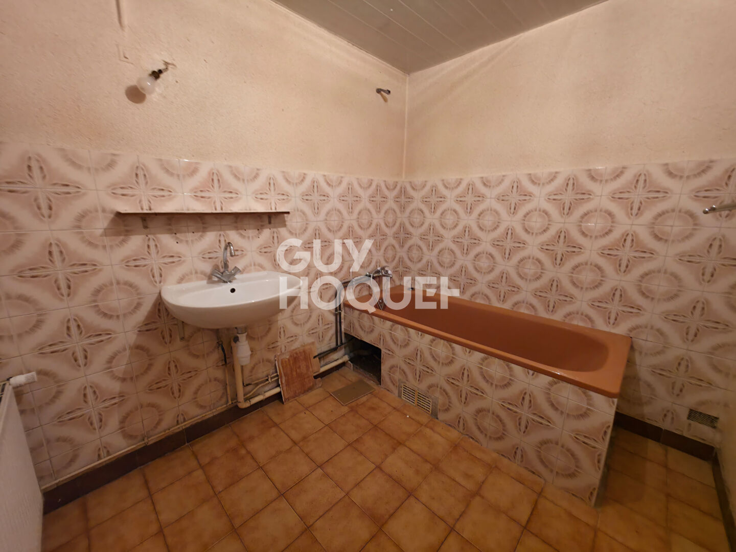 Maison à rénover avec dépendances ? Beau potentiel sur terrain clos de 900 m²