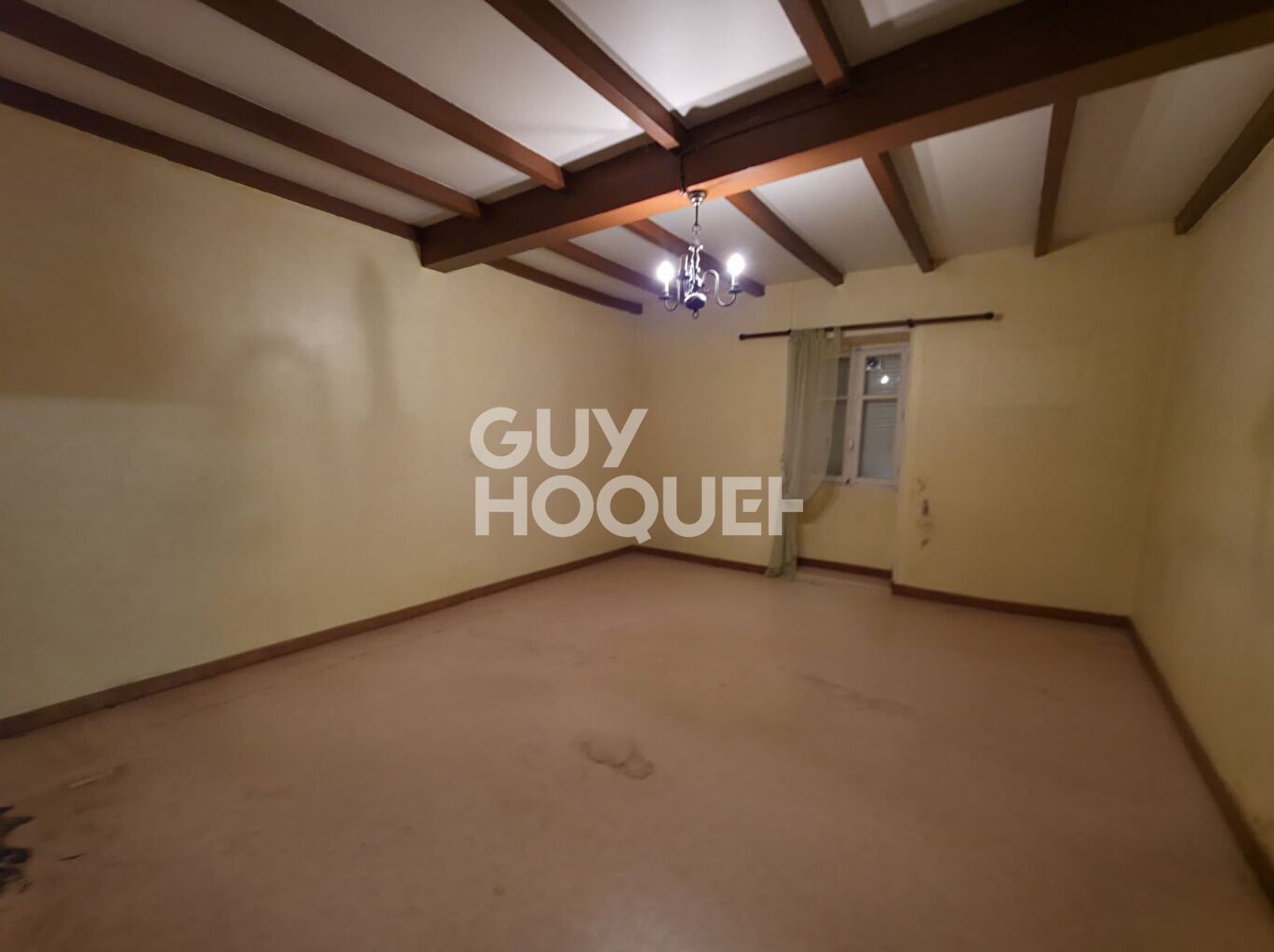 Maison à rénover avec dépendances ? Beau potentiel sur terrain clos de 900 m²