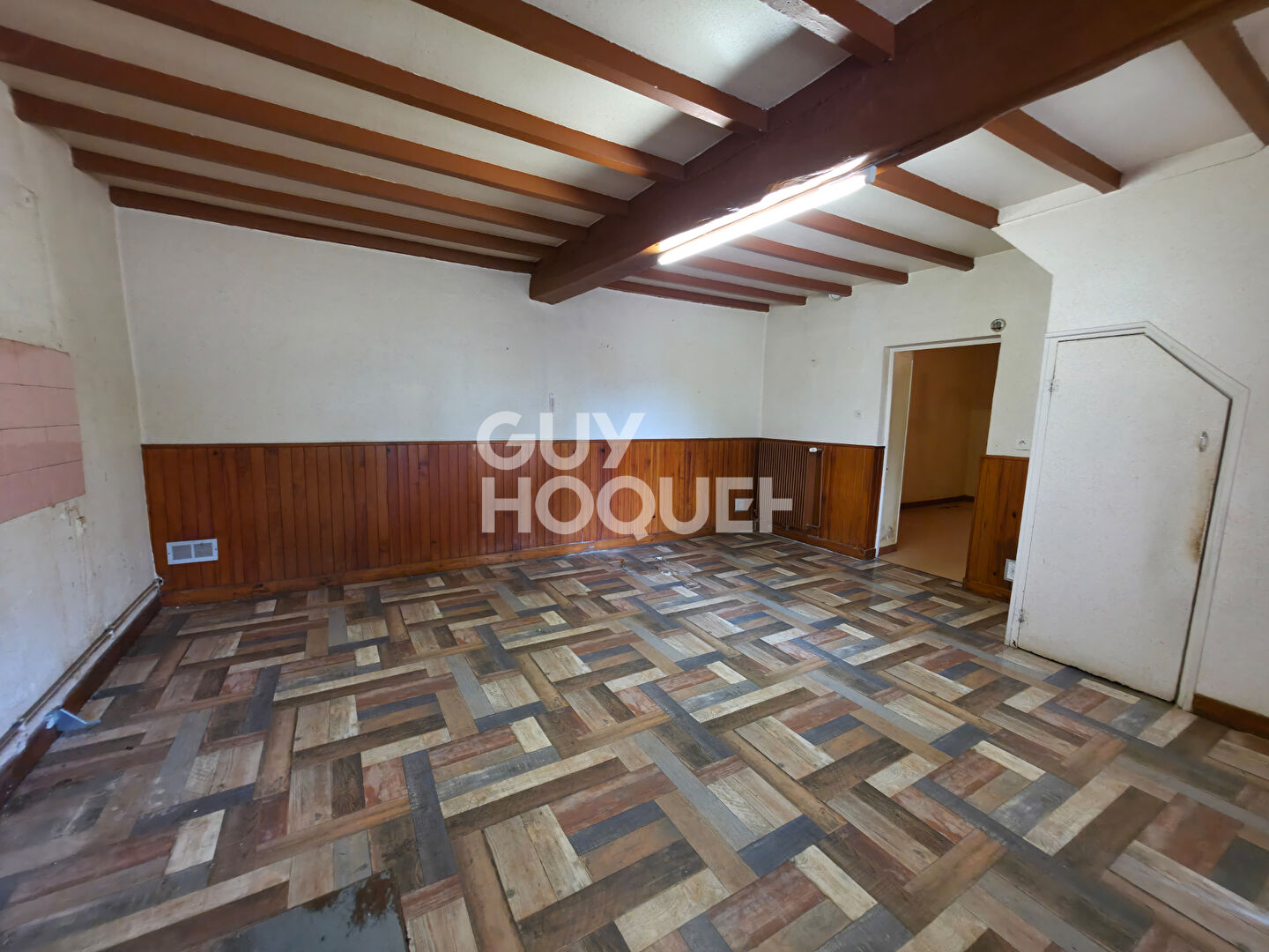 Maison à rénover avec dépendances ? Beau potentiel sur terrain clos de 900 m²