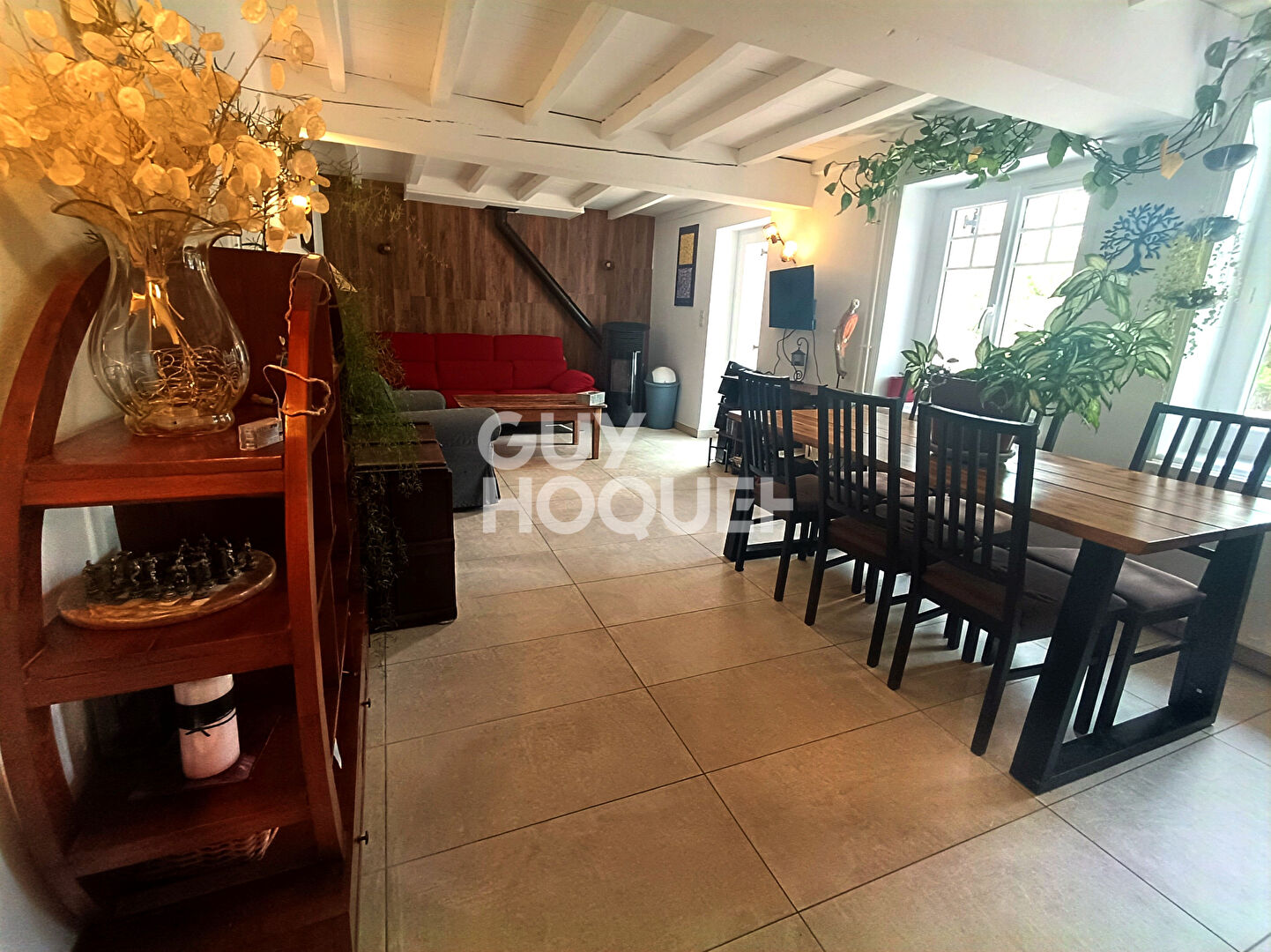 Belle maison avec piscine sur un terrain de plus de 2000 m²