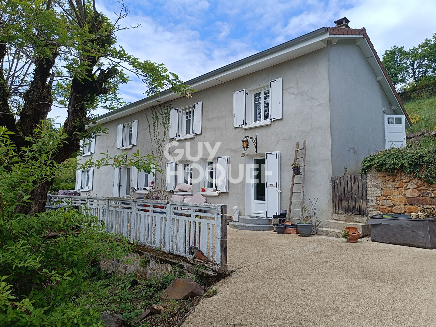 Belle maison avec piscine sur un terrain de plus de 2000 m²