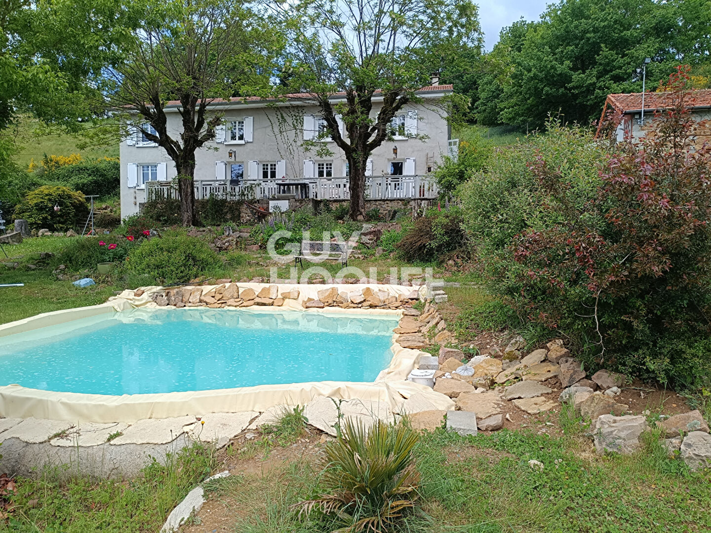 Belle maison avec piscine sur un terrain de plus de 2000 m²