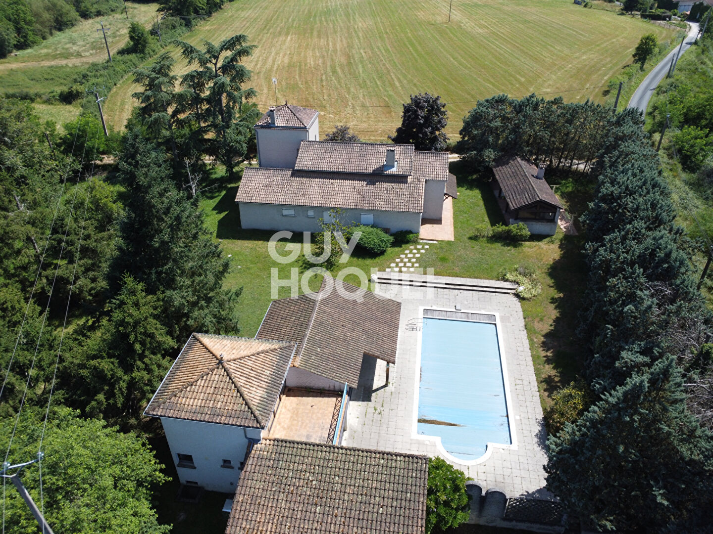Ancien corps de ferme de 230 m² habitables avec Pool House de 110 m² à PONCINS