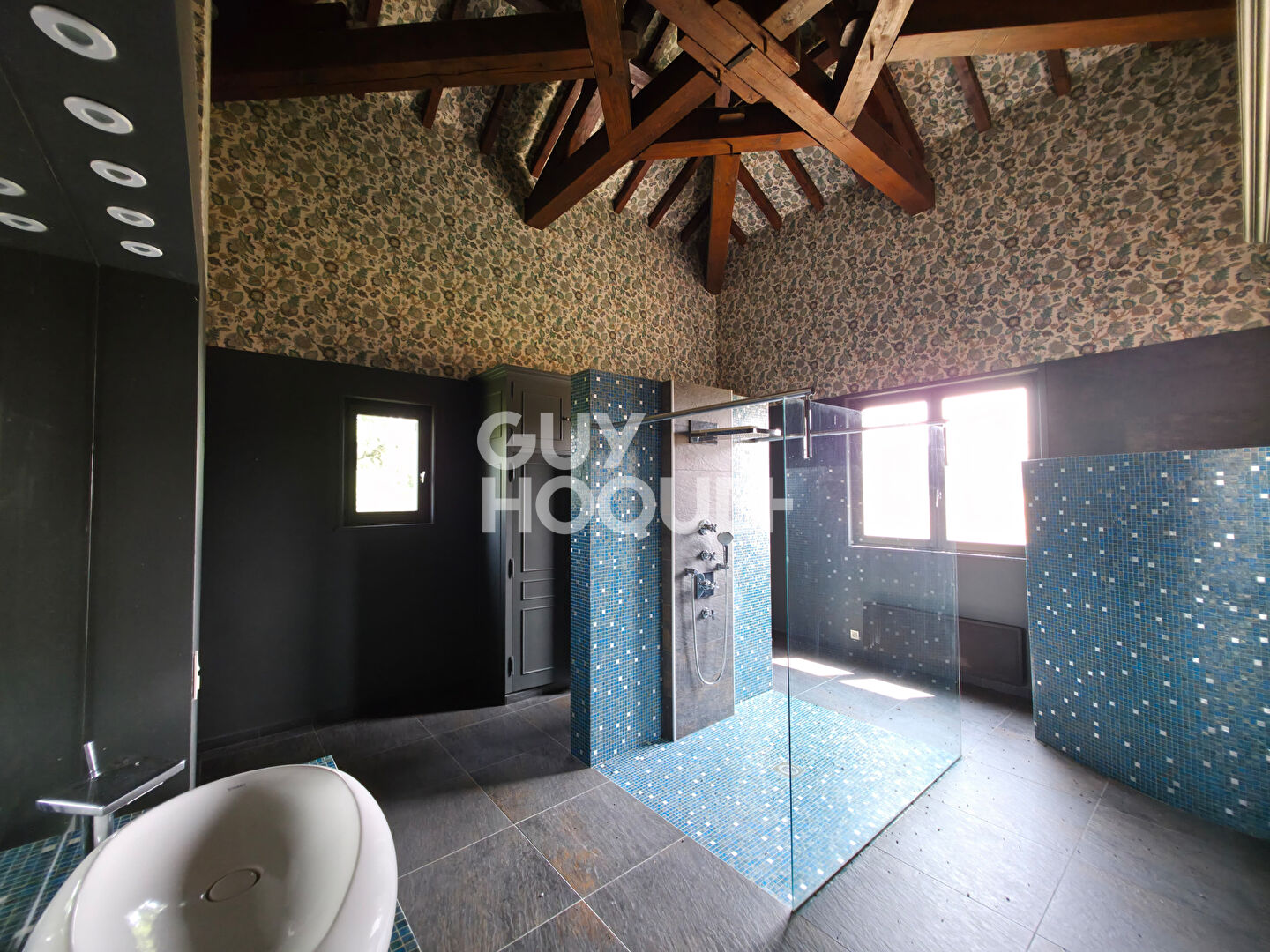 Ancien corps de ferme de 230 m² habitables avec Pool House de 110 m² à PONCINS