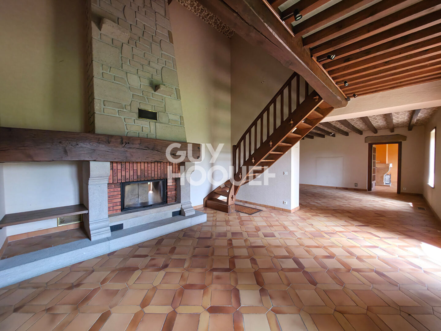 Ancien corps de ferme de 230 m² habitables avec Pool House de 110 m² à PONCINS