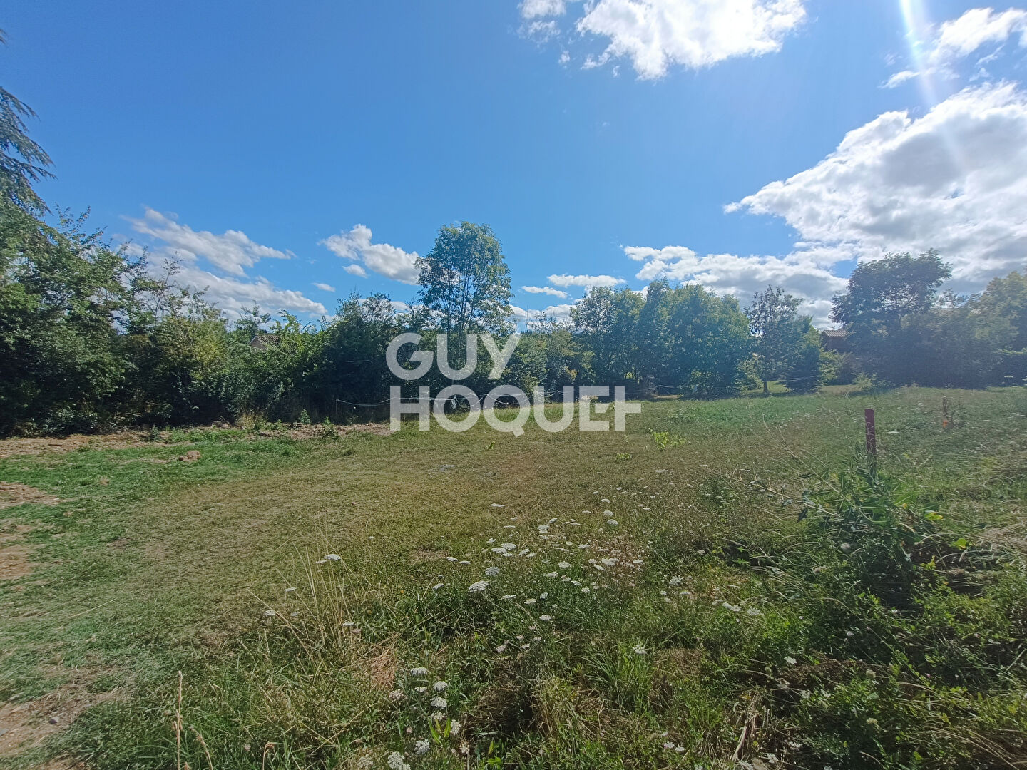 MARCILLY LE CHATEL belle parcelle viabilisée de 934 m2