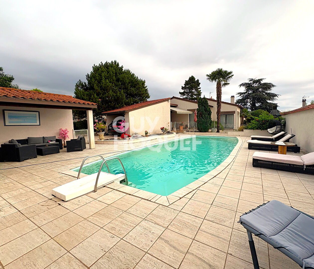 Maison Sury Le Comtal 8 pièce(s) 178 m2