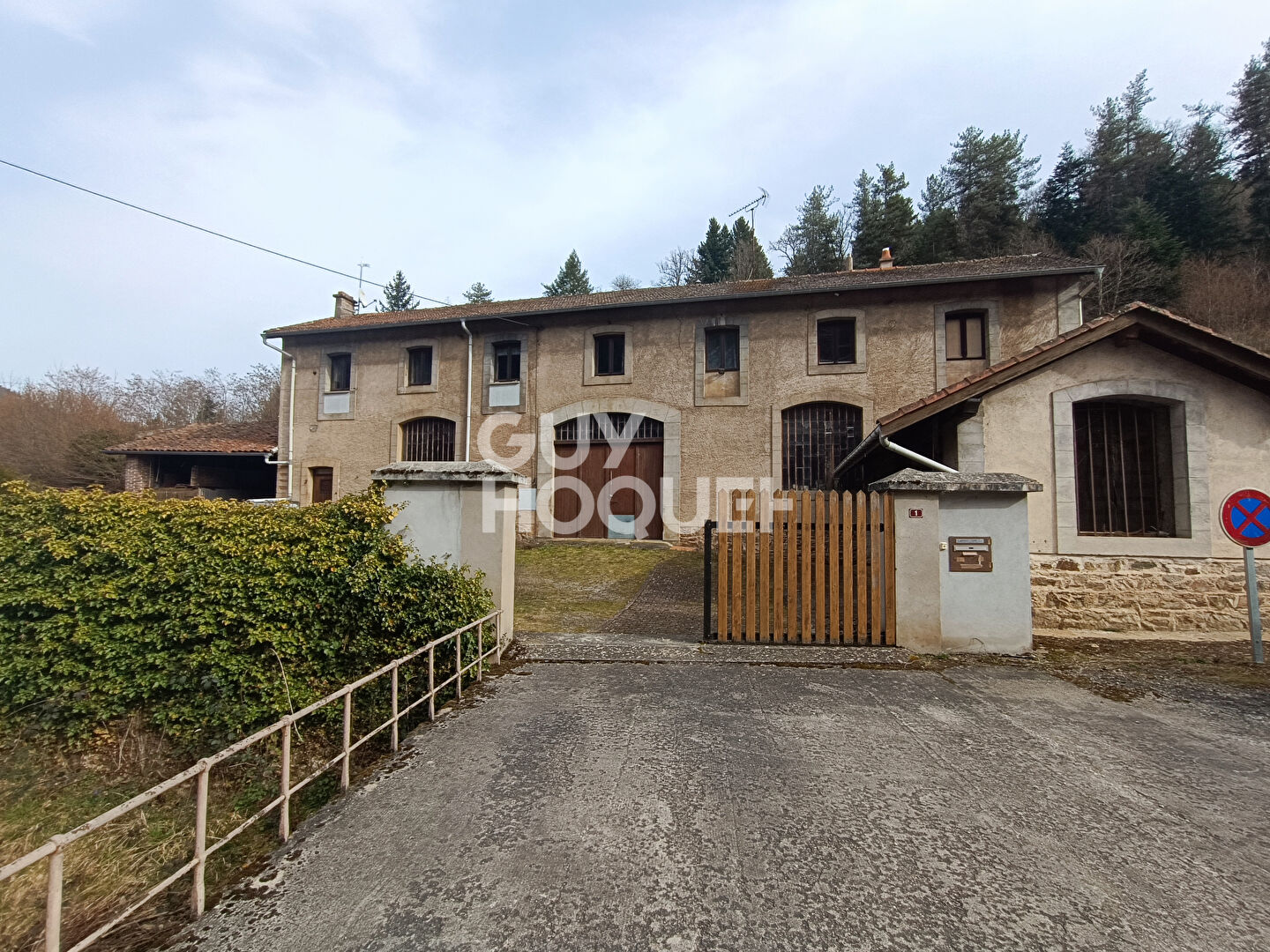 Sail-sous-Couzan - Ancien dépôt professionnel