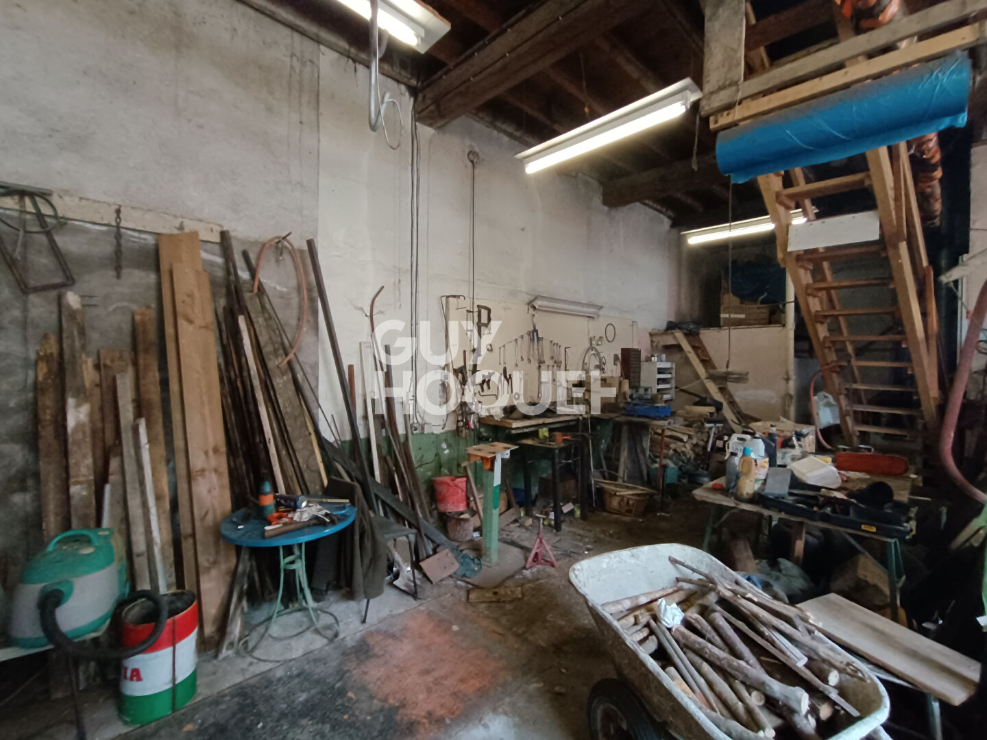 Sail-sous-Couzan - Ancien dépôt professionnel