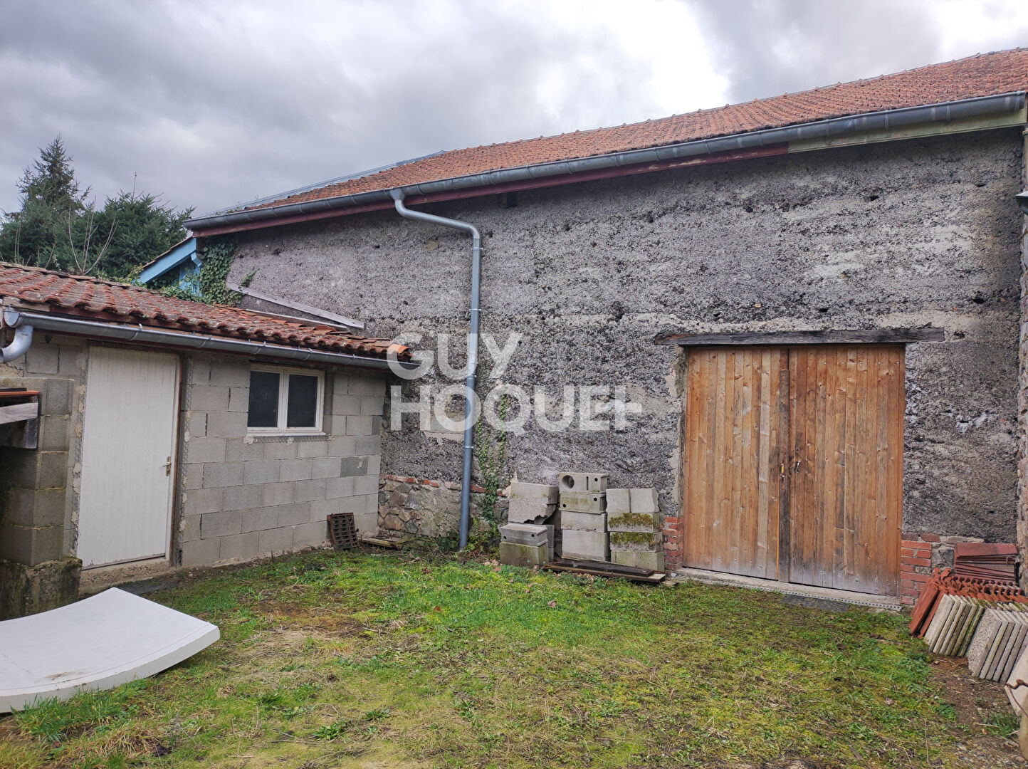 Dépôt Sainte Agathe La Bouteresse de 124 m2